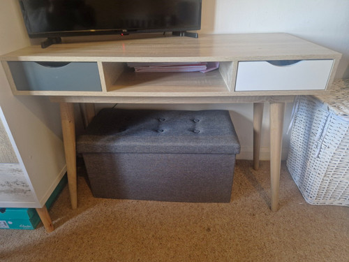 Light wood effect desk - light,
